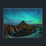 Postal Aurora Borealis En La Montaña Kirkjufall En Island<br><div class="desc">Este bonito diseño presenta las montañas de Kirkjufall en Islandia por la noche durante el aurora boreal.</div>