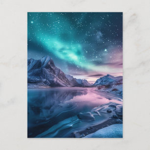 Postal Aurora Borealis sobre el paisaje montañoso nevado