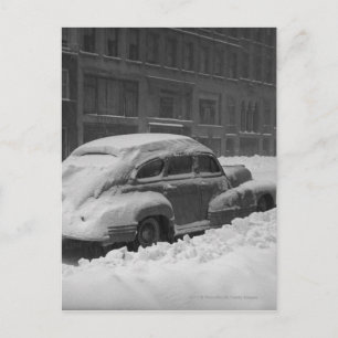 Postal Auto con cubierta de nieve en la calle B&W