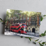 Postal Autobús Rojo en LONDRES West End Kensington<br><div class="desc">Símbolo de autobús rojo de dos pisos de Londres Reino Unido - parada de autobús en la tarjeta postal West End Kensington Road - setiembre de 2019 - foto de Anka</div>