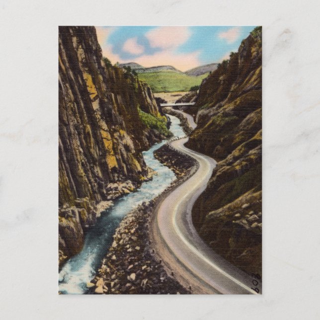 Postal Autopista de época y río a través de las montañas (Anverso)