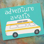 Postal AVENTURA ESPERA A Camping Campervan RV<br><div class="desc">Echa un vistazo a este lindo campervan con el mensaje "ADVENTURE AWAITS". Siempre puede editar y agregar su propio texto. Avísame si quieres hacer algo personalizado. Y asegúrate de revisar mi tienda para ver más productos y diseños. Si lo compras, ¡gracias! Asegúrate de compartir una foto en Instagram de ella...</div>