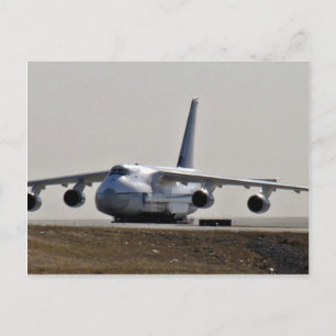 Postal avión de transporte de mercancías en el aeropuerto