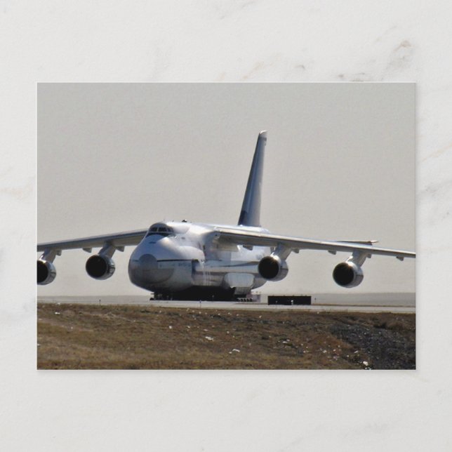 Postal avión de transporte de mercancías en el aeropuerto (Anverso)