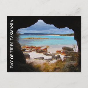 Postal bahía de fuegos acogedora cueva
