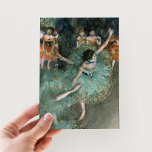 Postal Bailarina en movimiento, bailarina en verde | Edga<br><div class="desc">Bailarina de balanceo, bailarina en verde (1877-1879) del impresionista francés Edgar Degas. Degas es famoso por sus dibujos en tonos pastel y sus pinturas al óleo. Él era un maestro en representar el movimiento, como se puede ver en sus muchas obras de bailarinas de ballet. Utilice las herramientas de diseño...</div>