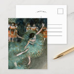 Postal Bailarina en movimiento, bailarina en verde | Edga<br><div class="desc">Bailarina de balanceo, bailarina en verde (1877-1879) del impresionista francés Edgar Degas. Degas es famoso por sus dibujos en tonos pastel y sus pinturas al óleo. Él era un maestro en representar el movimiento, como se puede ver en sus muchas obras de bailarinas de ballet. Utilice las herramientas de diseño...</div>