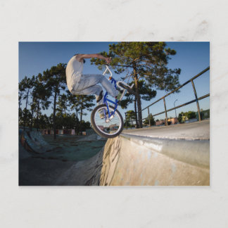Postal Balanceo BMX azul en borde