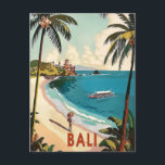 Postal Bali, Indonesia Vintage<br><div class="desc">Relájate y explora la encantadora isla de Bali con este cautivador póster retro. Arrozales exuberantes,  templos serenos y playas impresionantes cobran vida en esta ilustración nostálgica. Sumérgete en la belleza eterna de Bali y enciende tu ansia de viajar al paraíso.</div>