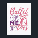 Postal Ballet Me Mantiene En Los Toques Bailarina Balleri<br><div class="desc">Diseño de ballet para bailarina o bailarina de ballet. El material de arte incluye zapatillas de ballet o zapatillas de punta,  un juego de palabras con dibujos gráficos y bailes de ballet.</div>