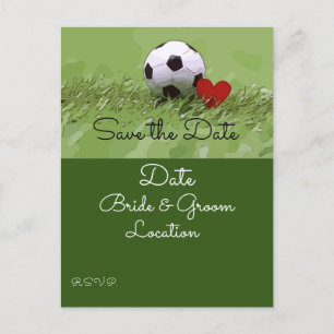 Postal Balón de fútbol con corazón rojo en boda verde Inv