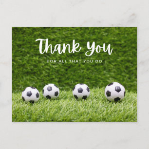 Postal Balón de fútbol gracias con el balón sobre el césp