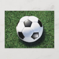 Balón de fútbol sobre hierba verde, de cerca