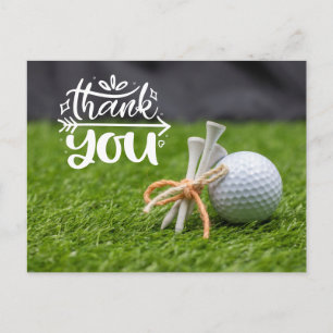Postal Balón de golf y tee sobre césped verde gracias pos