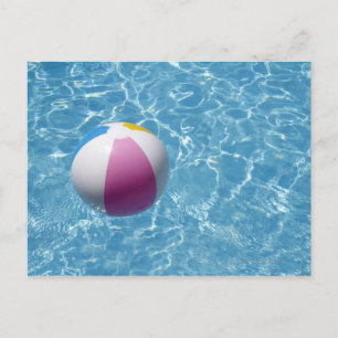 Postal Balón de playa en la piscina