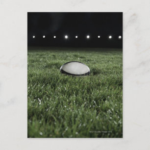 Postal Balón de rugby sentada en el campo de un