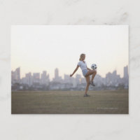 Baloncesto de fútbol femenino en parque urbano