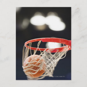 Postal Baloncesto en canasta.