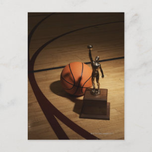 Postal Baloncesto y trofeo en la cancha de baloncesto,