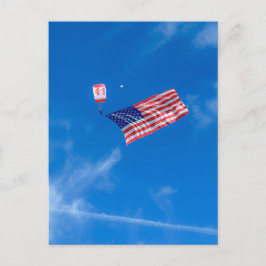 Postal Bandera Americana Ondeando Contra un Cielo Azul Cl