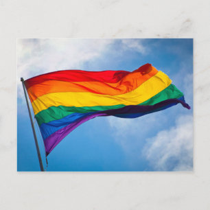 Postal Bandera arcoiris ondeando en el viento