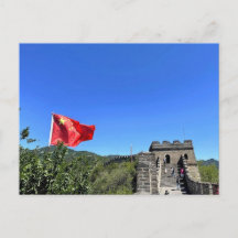 Bandera china ondeando sobre la torre de vigilanci