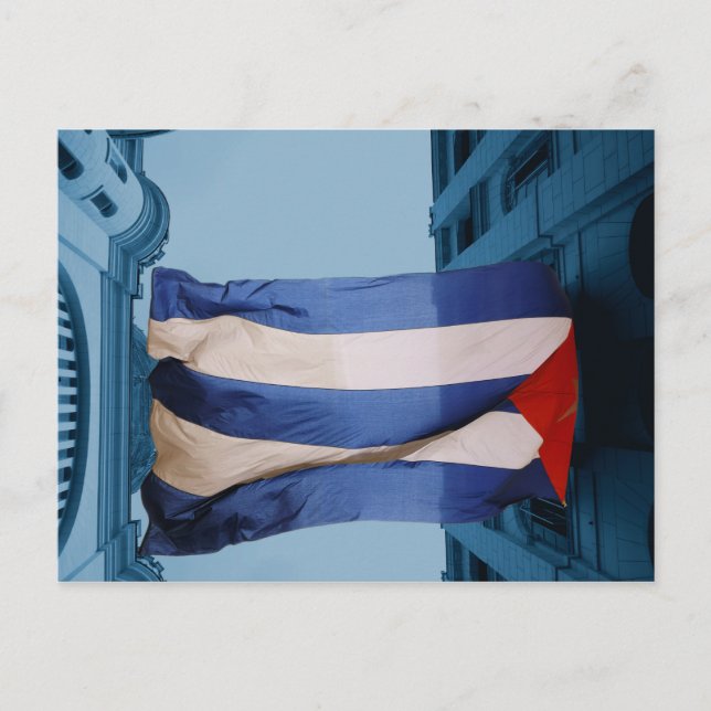 Postal Bandera cubana entre edificios en La Habana, Cuba (Anverso)