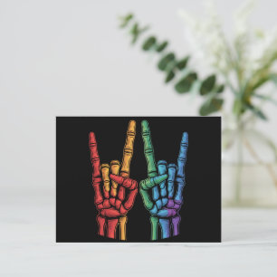 Postal Bandera de arcoíris LGBTQ Mano de roca esquelética
