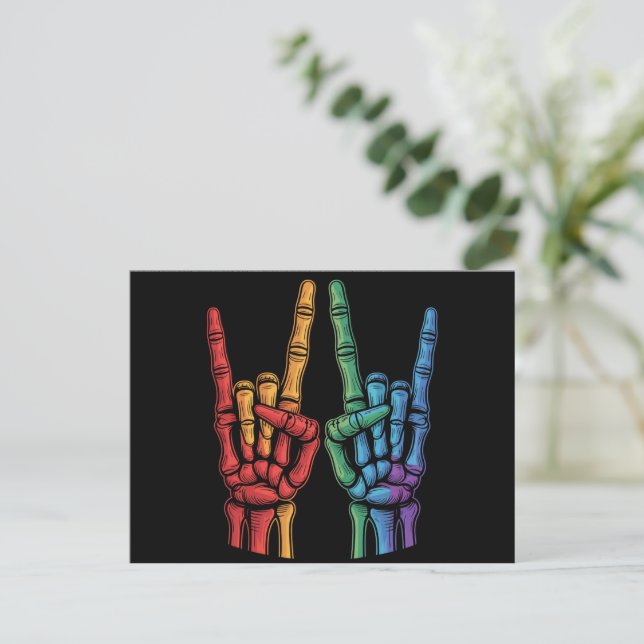 Postal Bandera de arcoíris LGBTQ Mano de roca esquelética (Anverso de pie)