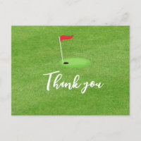Bandera de golf sobre hierba verde gracias al coch
