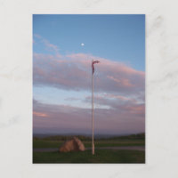 Bandera del cementerio al atardecer