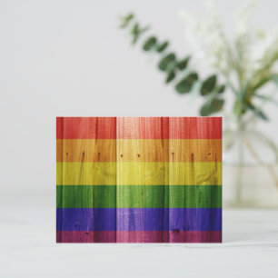 Postal Bandera del orgullo arcoiris de madera