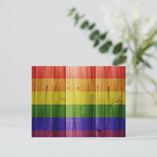 Postal Bandera del orgullo arcoiris de madera (Anverso de pie)