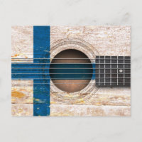 Bandera finlandesa sobre la vieja guitarra acústic