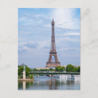 Bandera francesa ondeando en medio de la Torre Eif