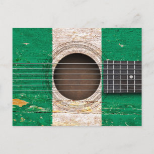 Postal Bandera nigeriana en la vieja guitarra acústica