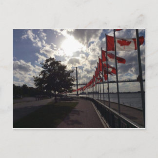 Postal Banderas canadienses a orillas del río