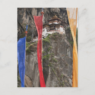 Postal Banderas de oración cuelgan cerca de Taktshang