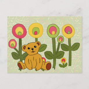 Postal Bär im Blumenbeet