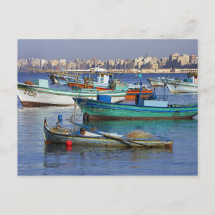 Postal Barcas de pesca coloridas en el puerto de