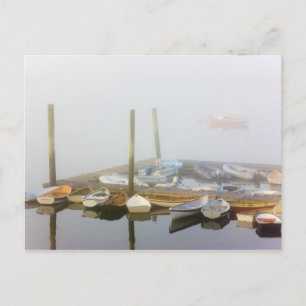 Postal Barcazas y niebla matutina en Southwest Harbor,