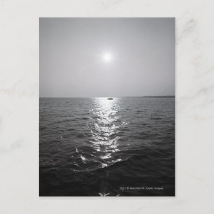 Postal Barco a distancia en el océano