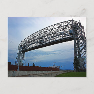 Postal Barco bajo el puente elevador