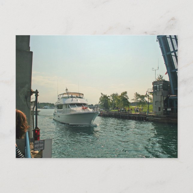 Postal Barco bajo un puente Drawbridge, Charlevoix, Michi (Anverso)