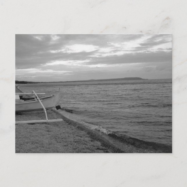 Postal Barco blanco y negro por olas suaves a orillas del (Anverso)