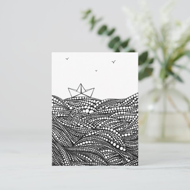 Postal Barco de papel con lápiz sobre ondas abstractas (Anverso de pie)