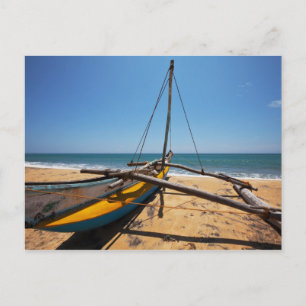 Postal Barco De Pesca Aburrido En La Playa