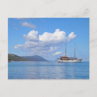 Postal Barco en la costa de Hvar, Croacia