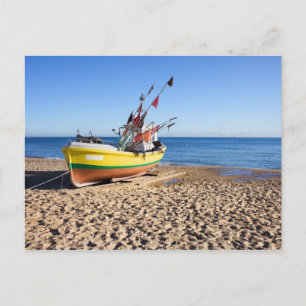 Postal Barco en una playa del Mar Báltico en Polonia