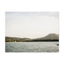 Barco pequeño navegando en un lago por la tarde